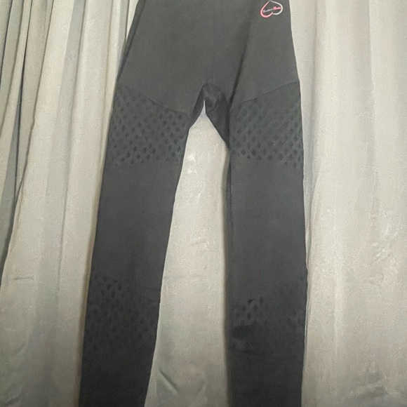 Chic Black Leggings with Heart Detail - Picture 1 of 3